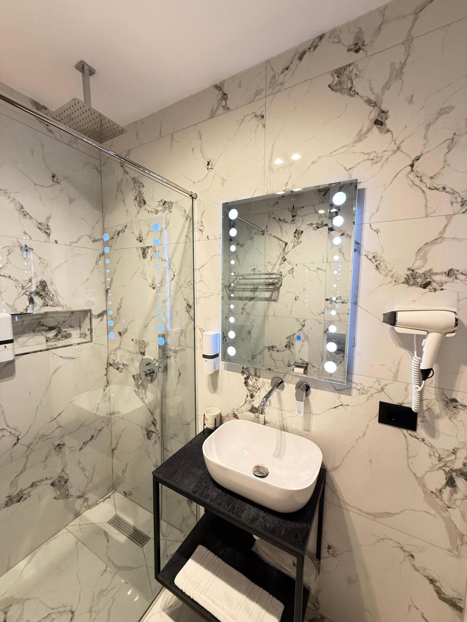 The Queen'S Lion Premium Hotel Sarandë エクステリア 写真