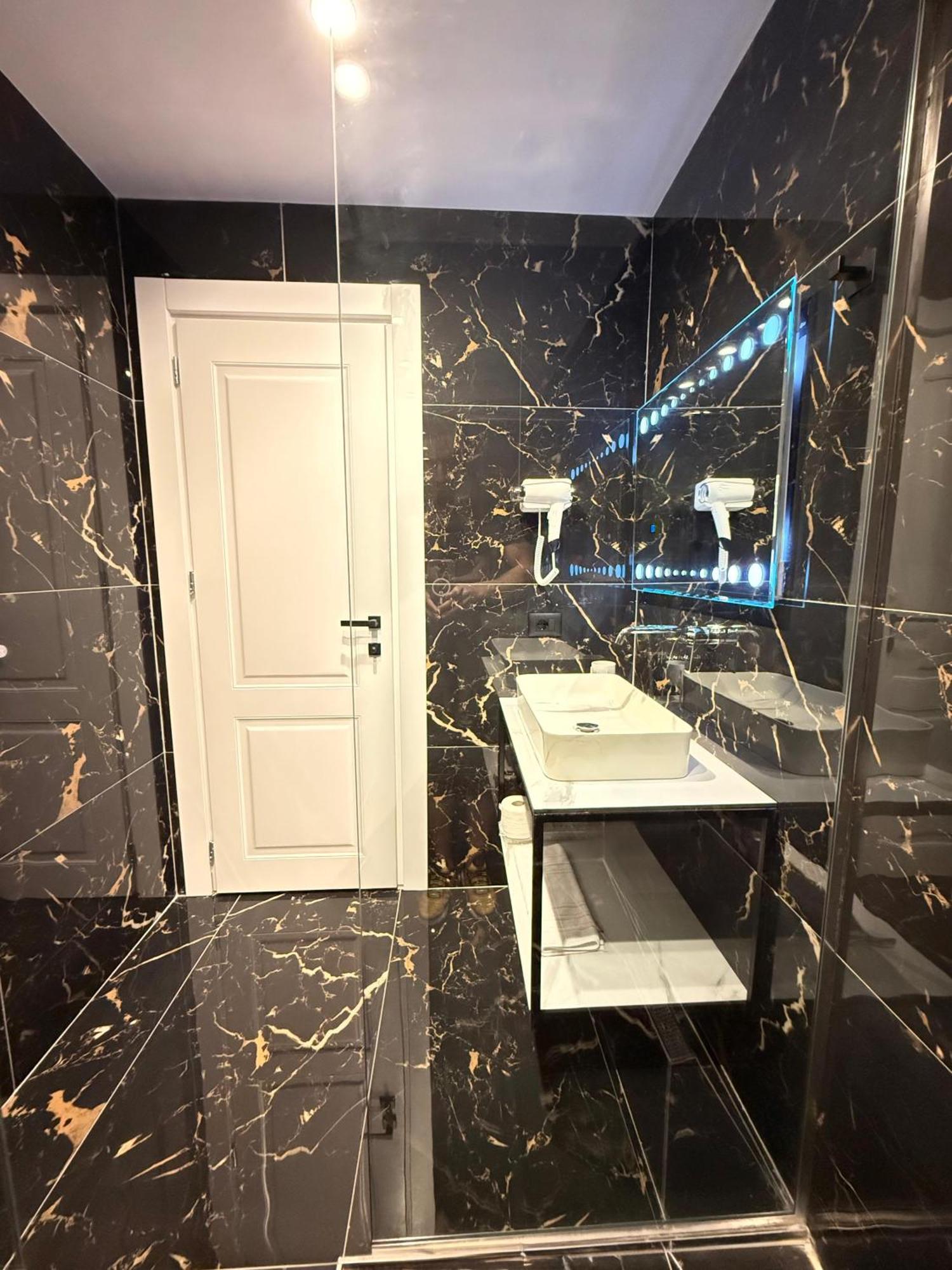 The Queen'S Lion Premium Hotel Sarandë エクステリア 写真
